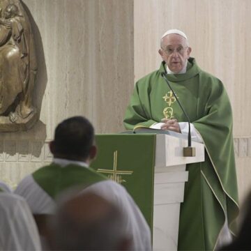 Papa Francisco: El demonio se la tiene jurada a los obispos, que deben ser humildes y orar