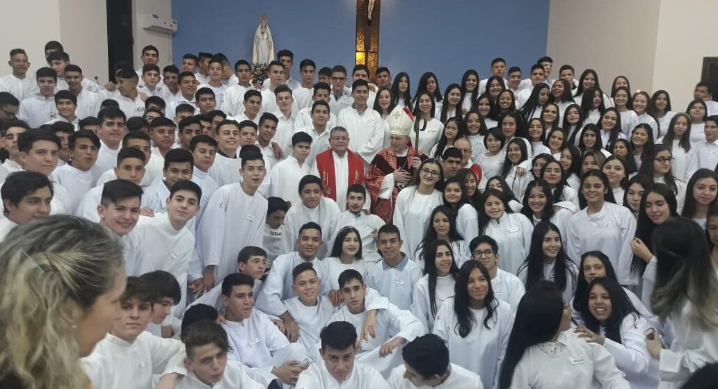 Más de 100 jóvenes reciben sacramento de confirmación en Vigilia de Pentecostés