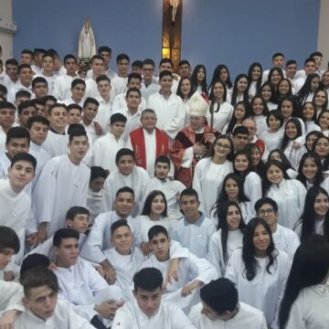 Más de 100 jóvenes reciben sacramento de confirmación en Vigilia de Pentecostés