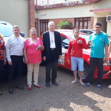 Ganadores del bingo diocesano retiran sus premios