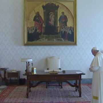 El Papa reza el Padre Nuestro y pide misericordia para la humanidad golpeada