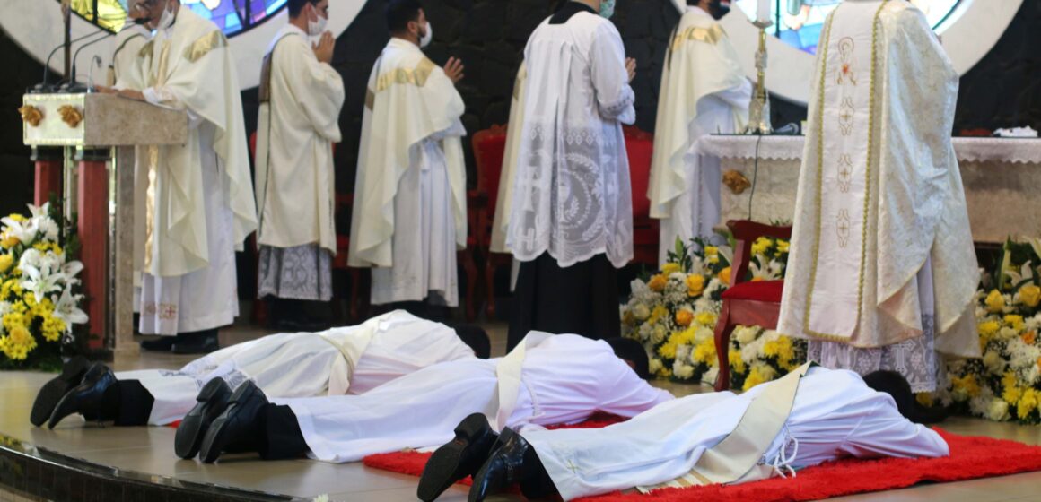 Tres nuevos sacerdotes para la iglesia