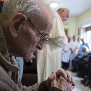 Francisco a sacerdotes ancianos: la fragilidad elevándonos a Dios, nos depura y santifica