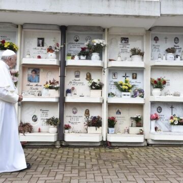 Papa celebrará misa por los difuntos en el Cementerio Teutónico