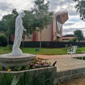 Espíritu Santo con estatua mariana de la Medalla Milagrosa