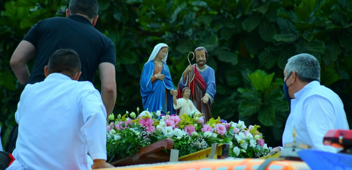 Procesión vehicular y Misa en la Parroquia Sagrada Familia