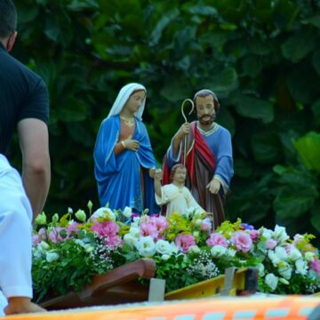 Procesión vehicular y Misa en la Parroquia Sagrada Familia