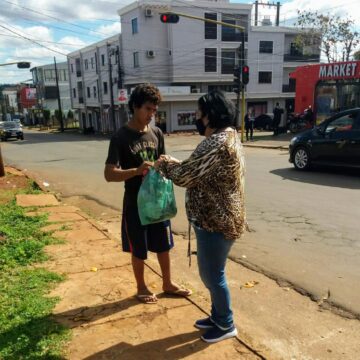 Laicos donan abrigos y alimentos a personas necesitadas