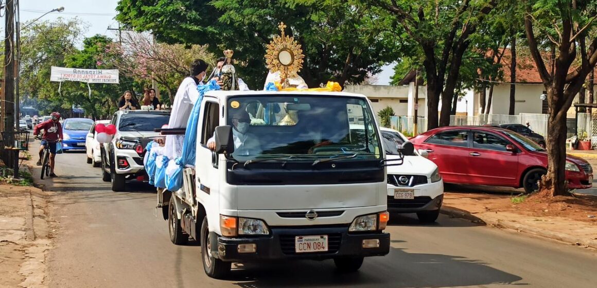 Caravana vehicular con el santísimo y la Virgen María