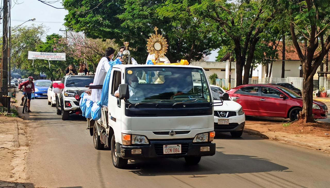 Caravana vehicular con el sant simo y la Virgen Mar a Di cesis