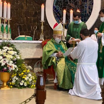 Seminarista recibe el ministerio del acolitado