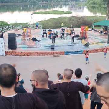 Música católica en el anfiteatro del Lago de la República