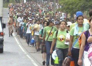 Jóvenes regresan a la tradicional peregrinación en modo COVID