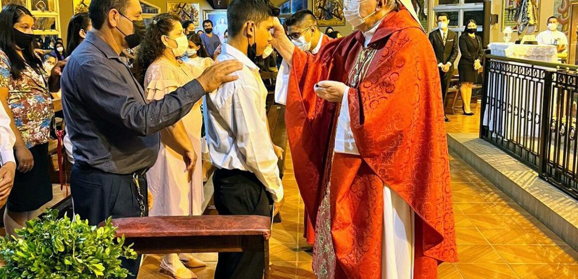 Jóvenes de la Parroquia Esp. Santo recibieron su confirmación