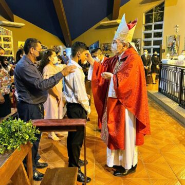 Jóvenes de la Parroquia Esp. Santo recibieron su confirmación