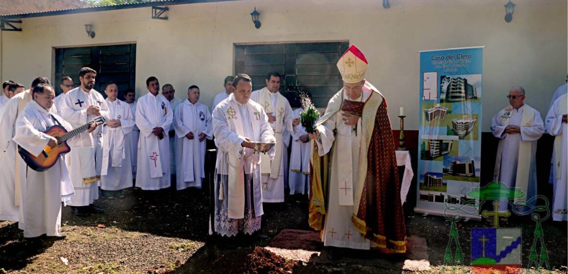 Palada inicial para la construcción de la Casa del Clero Diocesano de Ciudad del Este