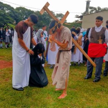 Alumnos representaron el Vía Crucis Viviente