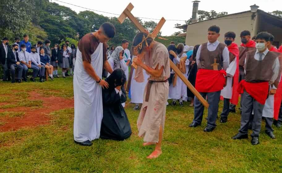 Alumnos representaron el Vía Crucis Viviente