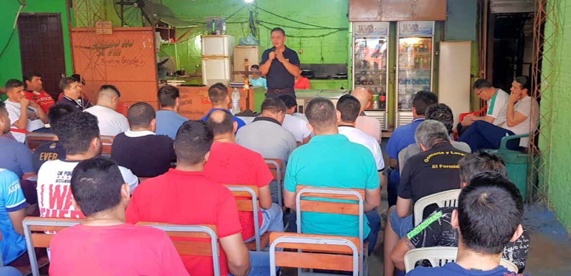 Curso bíblico en la penitenciaría de Ciudad del Este