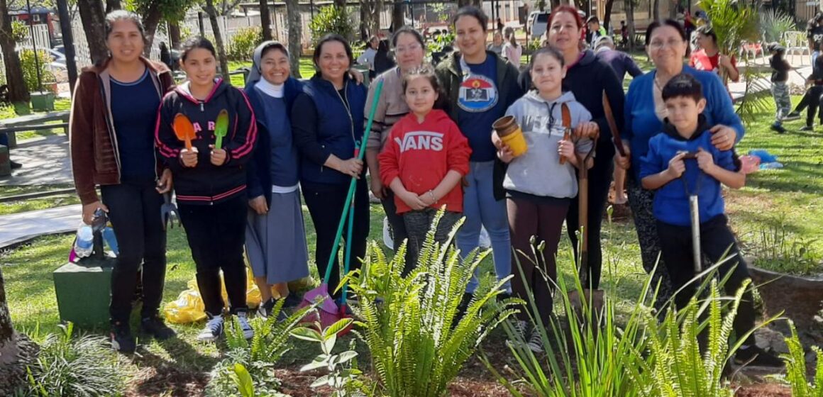 Niños y padres de catequesis hermosean el jardín de su parroquia