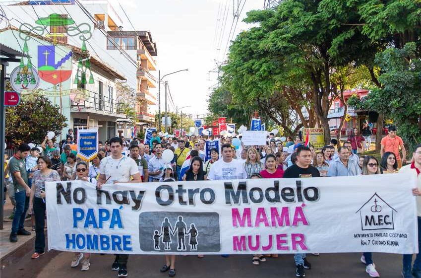 Mons. Guillermo agradeció la organización de la caminata en defensa de la vida y familia