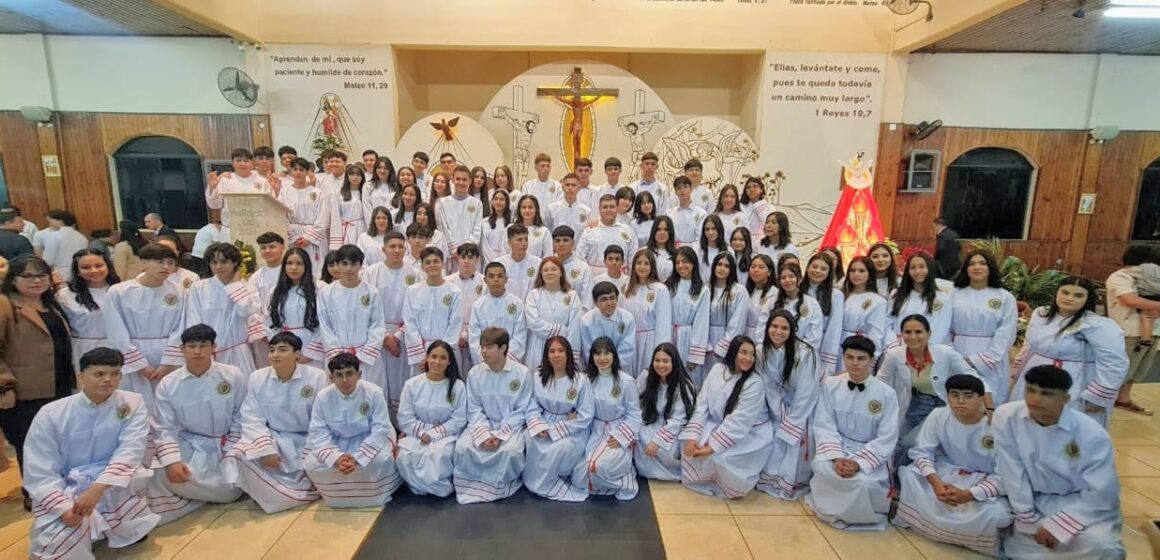 Jóvenes y adultos de la Parroquia Sagrado Corazón de Jesús recibieron su  confirmación