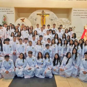 Jóvenes y adultos de la Parroquia Sagrado Corazón de Jesús recibieron su  confirmación