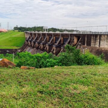 Obispo visitó la hidroeléctrica de Acaray