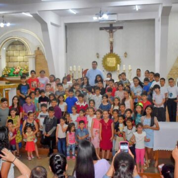 Cientos de niños rezaron el Santo Rosario