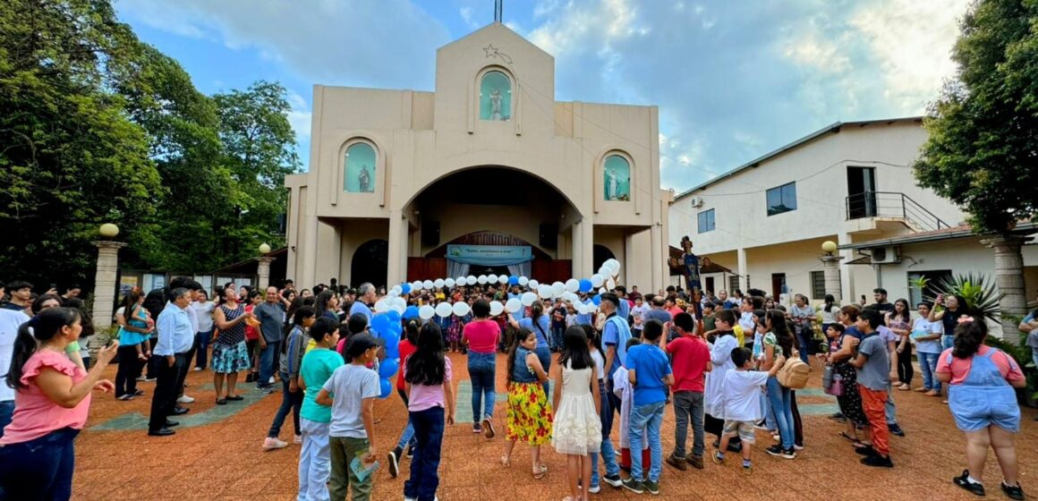 Pequeños rezan por un mundo de paz