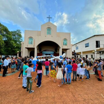 Pequeños rezan por un mundo de paz