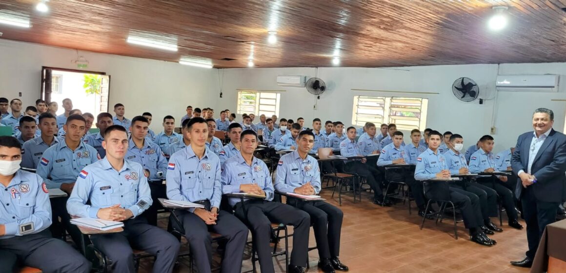 Curso bíblico en el Colegio de Policía del Alto Paraná