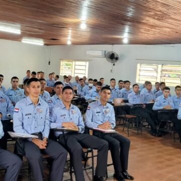 Curso bíblico en el Colegio de Policía del Alto Paraná