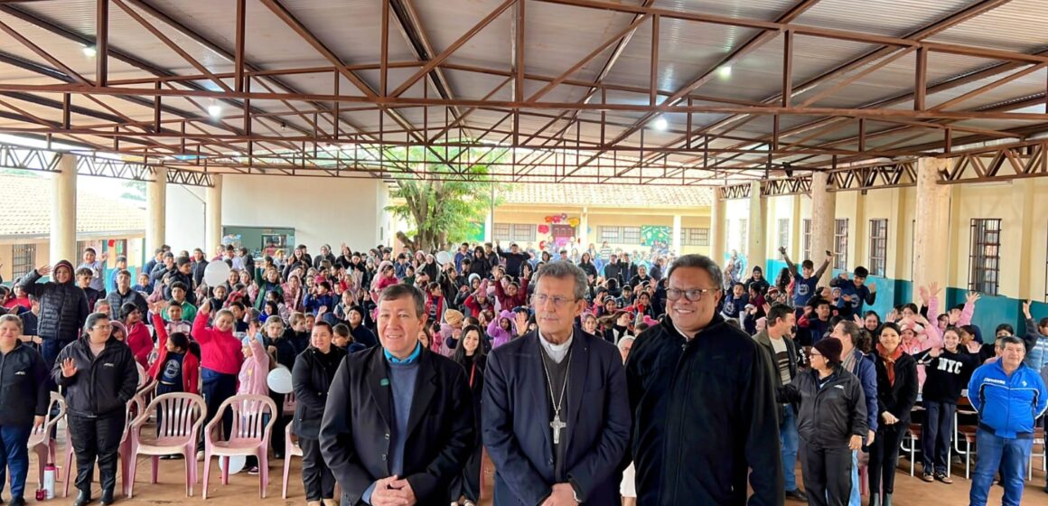 Obispo visita Santa Fe del Paraná