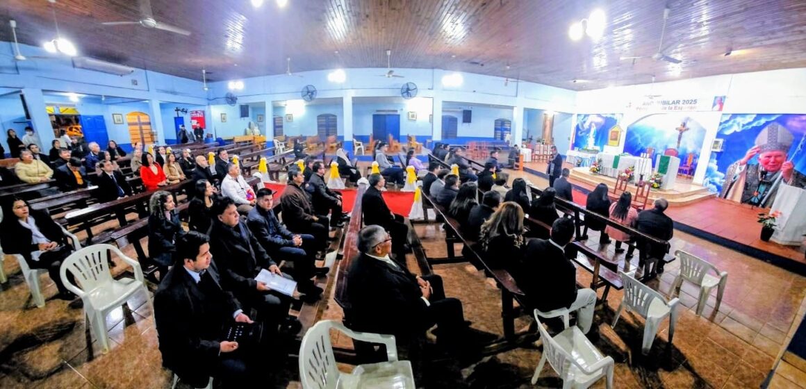 Pese a la lluvia, Mons. Pedro  llevó alegría y esperanza a la Parroquia San Juan Pablo II