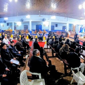 Pese a la lluvia, Mons. Pedro  llevó alegría y esperanza a la Parroquia San Juan Pablo II