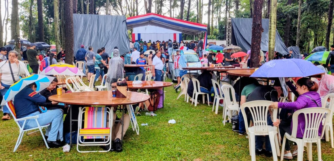 Ni la lluvia pudo: Más de 14 mil personas desafiaron el mal tiempo en el “Mega Bingo Diocesano”