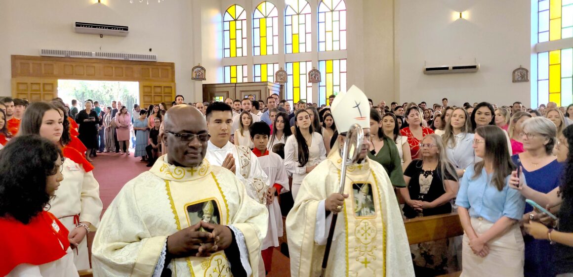 Mons. Collar confirma a jóvenes y celebra fiesta patronal de San Alberto Magno
