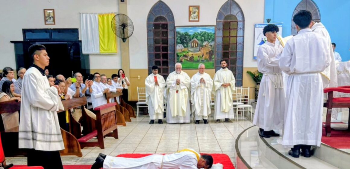 IMG-20251123-WA0008~2 Nuevo sacerdote ordenado en la Diócesis de Ciudad del Este