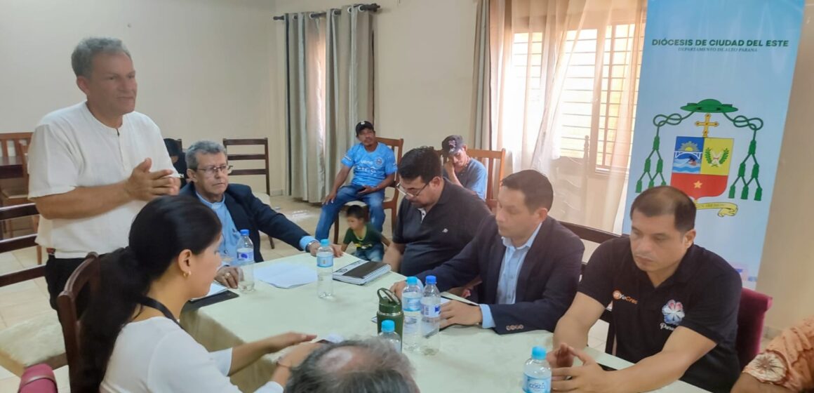 Acuerdan traslado de familias indígenas de la Plaza Alejo García tras reunión en el Obispado