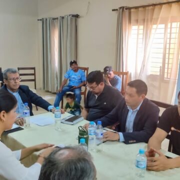 Acuerdan traslado de familias indígenas de la Plaza Alejo García tras reunión en el Obispado