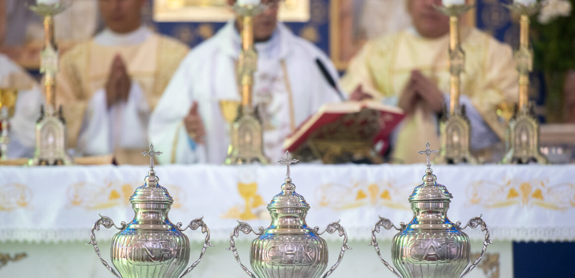 Misa Crismal en la Parroquia Sagrada Familia de Nazaret: Un llamado a la humildad, la fraternidad y la misión compartida