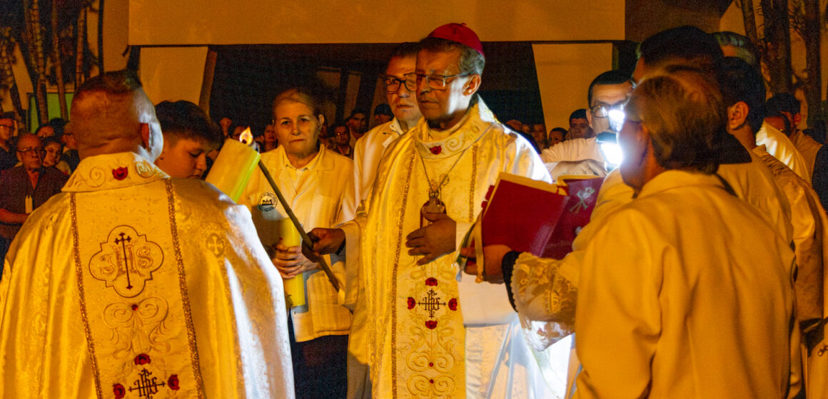 Mons. Pedro presidió la Vigilia Pascual en la Catedral: «La oscuridad no tiene la última palabra»