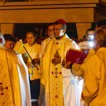 Mons. Pedro presidió la Vigilia Pascual en la Catedral: «La oscuridad no tiene la última palabra»