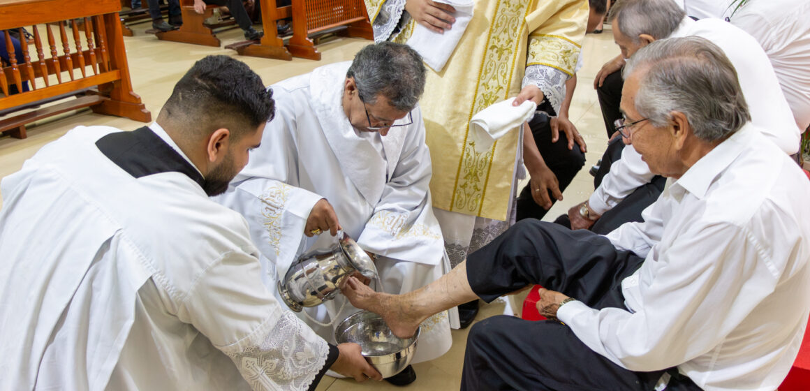 Mons. Collar Noguera presidió el inicio del Triduo Pascual con un llamado a amar sirviendo