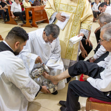 Mons. Collar Noguera presidió el inicio del Triduo Pascual con un llamado a amar sirviendo