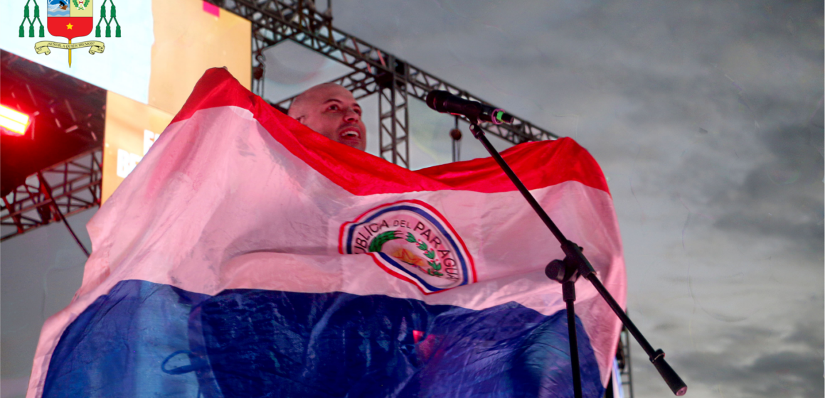 Fray Gilson bajo la bandera de un pueblo que ora