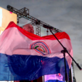 Fray Gilson bajo la bandera de un pueblo que ora