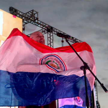 BAN2 Fray Gilson bajo la bandera de un pueblo que ora